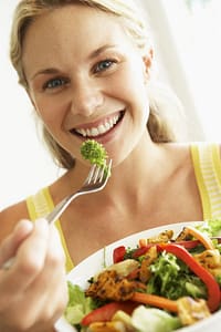woman eating a healthy fertility diet