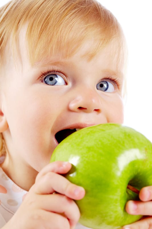 how to eat according to TCM: child eating an apple